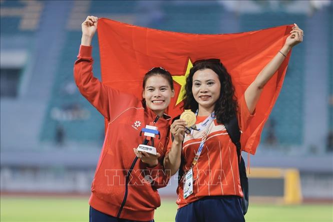 Tuyển thủ Nguyễn Thị Ngọc (trái) xuất sắc giành chiến thắng trên đường chạy 400m nữ để trở thành nhà vô địch SEA Games 33. Ảnh: Minh Quyết - PV TTXVN tại Thái Lan