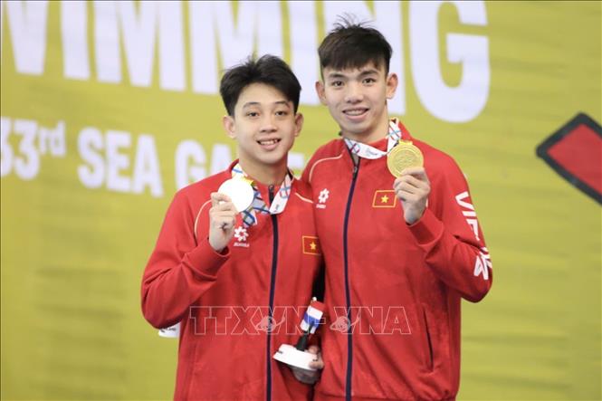 Kình ngư Nguyễn Huy Hoàng tiếp tục giữ vững phong độ để vô địch cự ly 1.500m tự do tại SEA Games 33. Cùng nội dung này, tuyển thủ Mai Trần Tuấn Anh giành HCB khi đạt kết quả 15’22”59. Ảnh: TTXVN phát