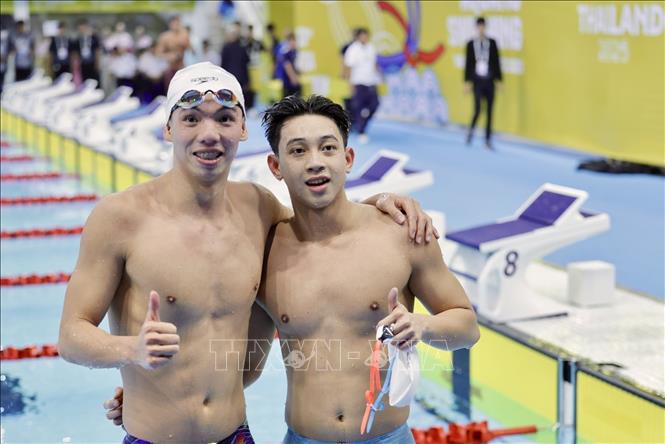 Kình ngư Nguyễn Huy Hoàng tiếp tục giữ vững phong độ để vô địch cự ly 1.500m tự do tại SEA Games 33. Cùng nội dung này, tuyển thủ Mai Trần Tuấn Anh giành HCB khi đạt kết quả 15’22”59. Ảnh: TTXVN phát