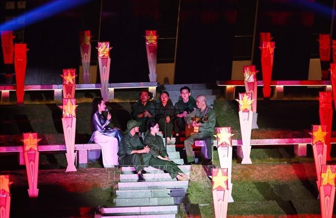 Giao lưu với nhân chứng lịch sử nhạc sỹ Trương Quý Hải, nhà báo Phùng Huy Thịnh, những người đã trực tiếp đi qua khói lửa chiến tranh với những câu chuyện chân thực về lý tưởng sống và sự hi sinh cao cả của các thế hệ đi trước. Ảnh: Minh Đức – TTXVN