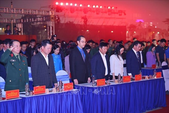 Các đại biểu dành một phút tưởng niệm tưởng nhớ các Anh hùng liệt sĩ đã hi sinh vì nền độc lập, tự do và sự bình yên cho Tổ quốc. Ảnh: Minh Đức – TTXVN