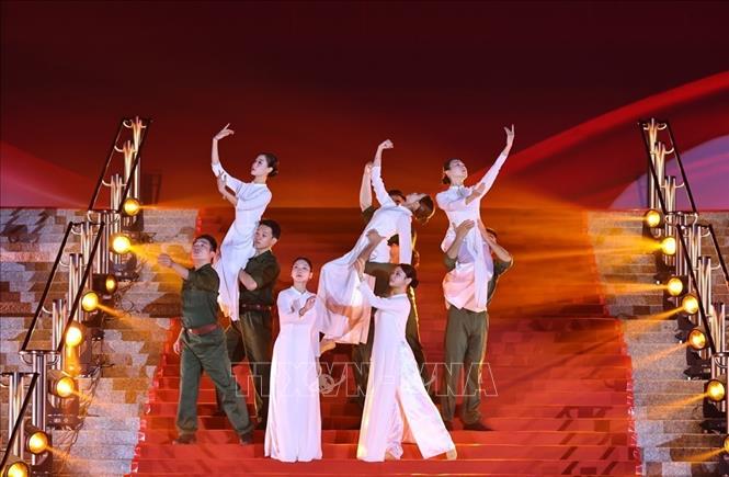 Hoạt cảnh múa “Âm vang Tổ quốc” đầy hào hùng, tái hiện lại chặng đường đấu tranh gian khổ nhưng vô cùng vinh quang và tự hào. Ảnh: Minh Đức – TTXVN