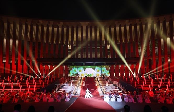 Hoạt cảnh múa “Âm vang Tổ quốc” đầy hào hùng, tái hiện lại chặng đường đấu tranh gian khổ nhưng vô cùng vinh quang và tự hào. Ảnh: Minh Đức – TTXVN