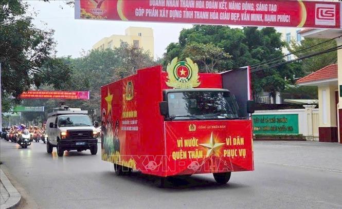 Lực lượng Công an tỉnh Thanh Hóa diễu hành trên các tuyến phố, tạo khí thế mạnh mẽ ra quân thực hiện cao điểm. Ảnh: TTXVN phát

