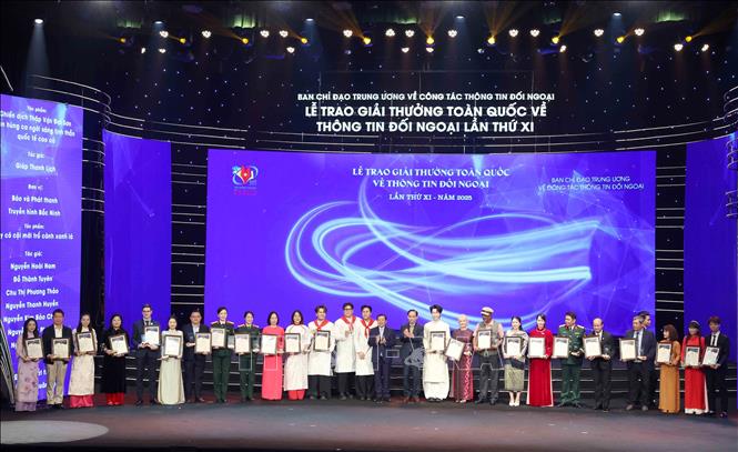 Các tác giả, nhóm tác giả đạt giải Ba Giải thưởng Toàn quốc về Thông tin Đối ngoại lần thứ XI. Ảnh: Phương Hoa - TTXVN