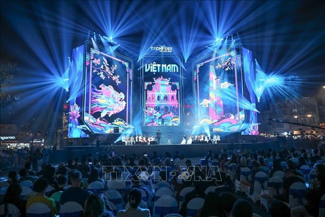 Tiết mục văn nghệ biểu diễn tại chương trình. Ảnh: Hoàng Hiếu - TTXVN