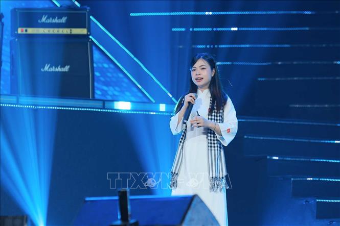 Đại diện Công ty Cổ phần DAYLADAU tham gia thuyết trình trong cuộc thi. Ảnh: Hoàng Hiếu - TTXVN