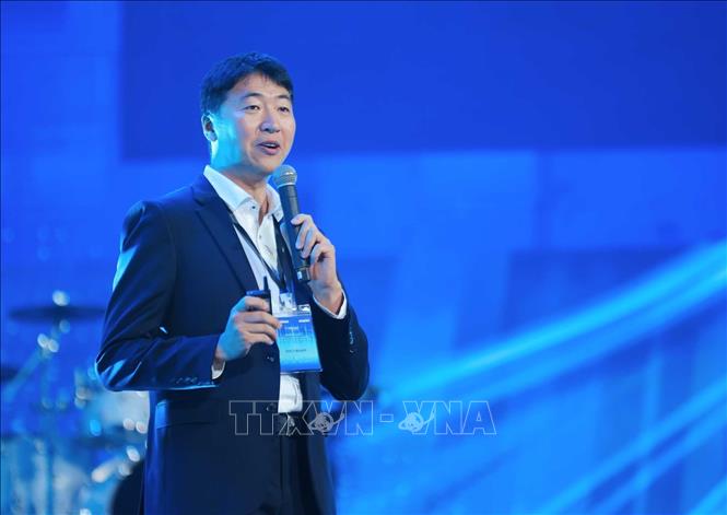 Đại diện EMCT/BDApp trả lời câu hỏi của Ban giám khảo. Ảnh: Hoàng Hiếu - TTXVN