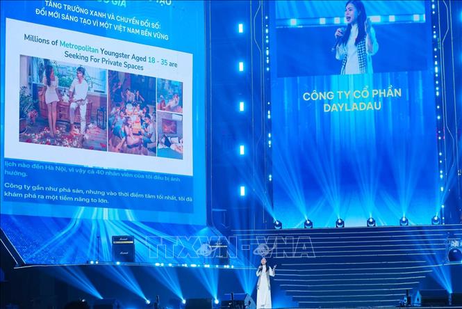Đại diện Công ty Cổ phần DAYLADAU tham gia thuyết trình trong cuộc thi. Ảnh: Hoàng Hiếu - TTXVN