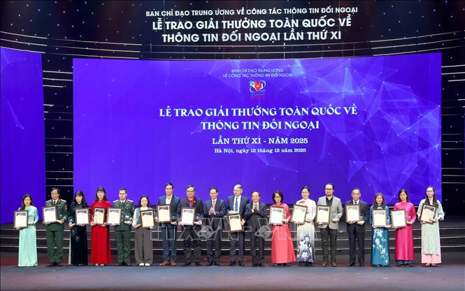 Các tác giả, nhóm tác giả đạt giải Nhì Giải thưởng Toàn quốc về Thông tin Đối ngoại lần thứ XI. Ảnh: Phương Hoa - TTXVN