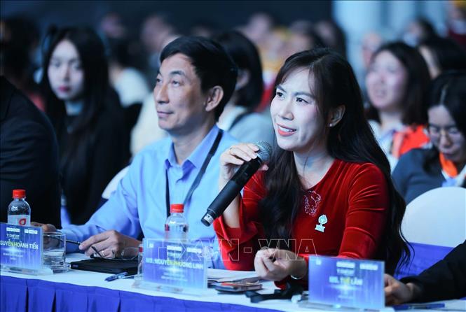 GIám khảo Nguyễn Phương Linh - Viện trưởng, MSD United Way Việt Nam đặt câu hỏi cho các đội thi. Ảnh: Hoàng Hiếu - TTXVN