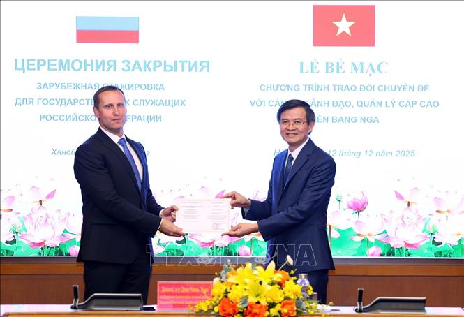 PGS.TS Đoàn Minh Huấn, Phó Giám đốc Thường trực Học viện Chính trị Quốc gia Hồ Chí Minh trao Giấy chứng nhận tại Chương trình bồi dưỡng và trao đổi chuyên đề với công chức cao cấp của Liên bang Nga. Ảnh: TTXVN phát