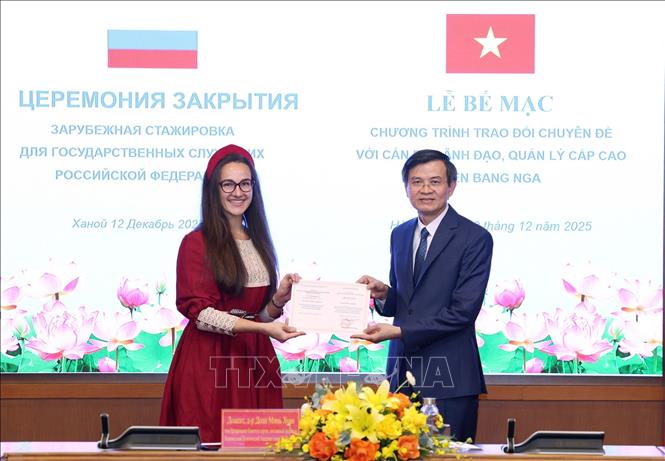 PGS.TS Đoàn Minh Huấn, Phó Giám đốc Thường trực Học viện Chính trị Quốc gia Hồ Chí Minh trao Giấy chứng nhận tại Chương trình bồi dưỡng và trao đổi chuyên đề với công chức cao cấp của Liên bang Nga. Ảnh: TTXVN phát