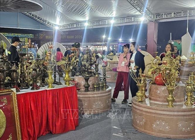 Các sản phẩm làng nghề thủ công mỹ nghệ của Hà Nội được giới thiệu tại hội chợ. Phương Anh-TTXVN