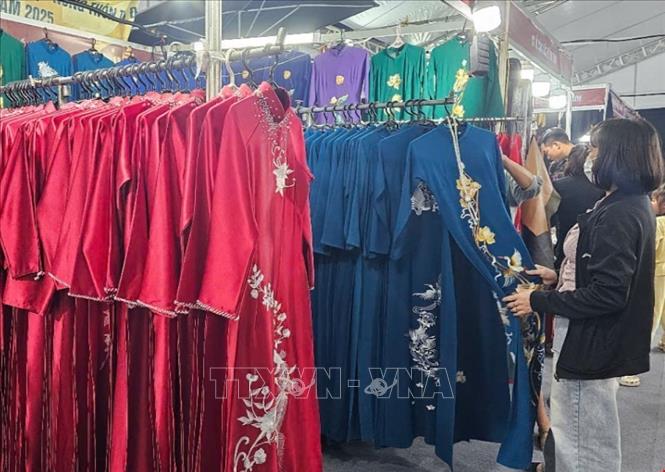 sản phẩm thời trang may mặc của các doanh nghiệp Việt Nam được giới thiệu tại hội chợ. Phương Anh-TTXVN 