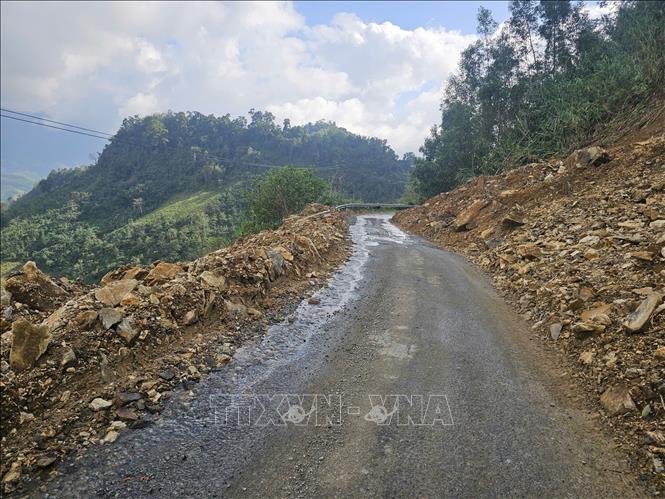 Giao thông miền núi Quảng Ngãi còn ngổn ngang sau mưa bão, sạt lở. Ảnh: TTXVN