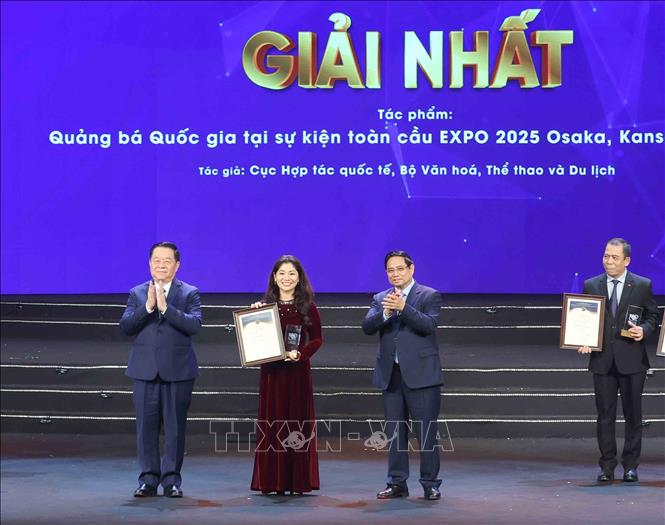 Thủ tướng Phạm Minh Chính và Đại tướng Nguyễn Trọng Nghĩa, Uỷ viên Bộ Chính trị, Bí thư Trung ương Đảng, Chủ nhiệm Tổng cục Chính trị Quân đội nhân dân Việt Nam trao Giải Nhất cho nhóm tác giả Cục Hợp tác quốc tế - Bộ Văn hoá, Thể thao và Du lịch. Ảnh: Phương Hoa - TTXVN