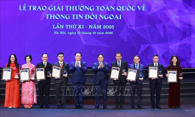 Thủ tướng Phạm Minh Chính và Đại tướng Nguyễn Trọng Nghĩa, Uỷ viên Bộ Chính trị, Bí thư Trung ương Đảng, Chủ nhiệm Tổng cục Chính trị Quân đội nhân dân Việt Nam trao Giải Nhất cho các tác giả và nhóm tác giả. Ảnh: Dương Giang-TTXVN
