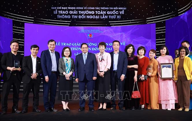 Thủ tướng Phạm Minh Chính với các tác giả và nhóm tác giả của Thông tấn xã Việt Nam đạt Giải thưởng Toàn quốc về Thông tin Đối ngoại lần thứ XI. Ảnh: Dương Giang-TTXVN
