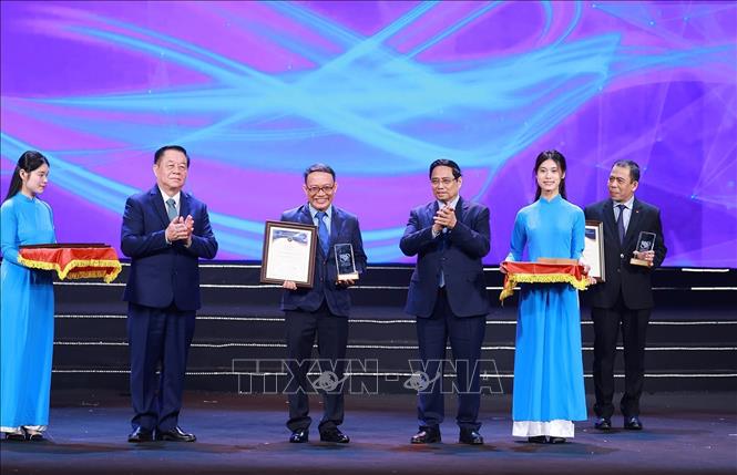 Thủ tướng Phạm Minh Chính và Đại tướng Nguyễn Trọng Nghĩa, Uỷ viên Bộ Chính trị, Bí thư Trung ương Đảng, Chủ nhiệm Tổng cục Chính trị Quân đội nhân dân Việt Nam trao Giải Nhất cho nhóm tác giả Nhà xuất bản Thông tấn - Thông tấn xã Việt Nam. Ảnh: Dương Giang-TTXVN
