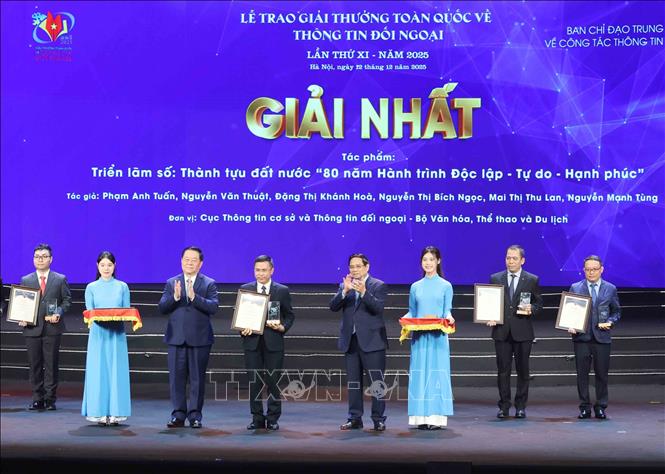 Thủ tướng Phạm Minh Chính và Đại tướng Nguyễn Trọng Nghĩa, Uỷ viên Bộ Chính trị, Bí thư Trung ương Đảng, Chủ nhiệm Tổng cục Chính trị Quân đội nhân dân Việt Nam trao Giải Nhất cho nhóm tác giả Cục Thông tin cơ sở và Thông tin đối ngoại - Bộ Văn hoá, Thể thao và Du lịch. Ảnh: Phương Hoa - TTXVN