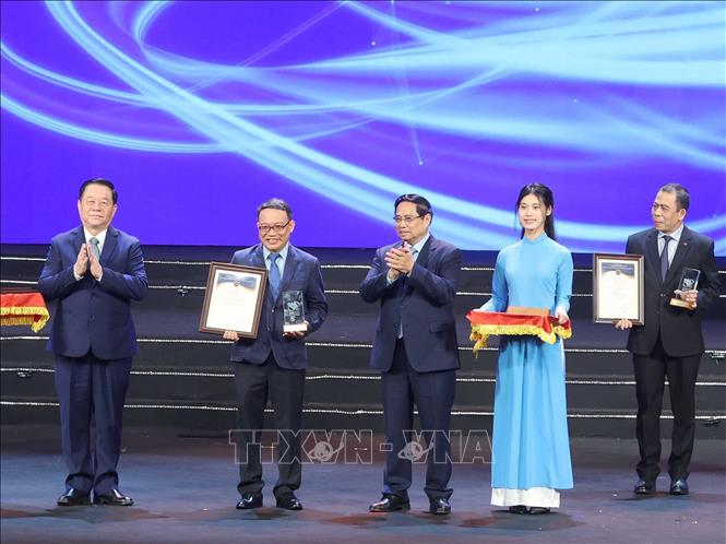 Thủ tướng Phạm Minh Chính và Đại tướng Nguyễn Trọng Nghĩa, Uỷ viên Bộ Chính trị, Bí thư Trung ương Đảng, Chủ nhiệm Tổng cục Chính trị Quân đội nhân dân Việt Nam trao Giải Nhất cho nhóm tác giả Nhà xuất bản Thông tấn - Thông tấn xã Việt Nam. Ảnh: Phương Hoa - TTXVN