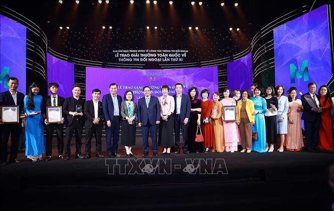 Thủ tướng Phạm Minh Chính với các tác giả và nhóm tác giả của Thông tấn xã Việt Nam đạt Giải thưởng Toàn quốc về Thông tin Đối ngoại lần thứ XI. Ảnh: Dương Giang-TTXVN
