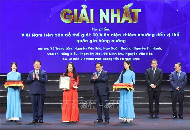 Thủ tướng Phạm Minh Chính và Đại tướng Nguyễn Trọng Nghĩa, Uỷ viên Bộ Chính trị, Bí thư Trung ương Đảng, Chủ nhiệm Tổng cục Chính trị Quân đội nhân dân Việt Nam trao Giải Nhất cho nhóm tác giả Báo điện tử VietnamPlus - Thông tấn xã Việt Nam. Ảnh: Phương Hoa - TTXVN