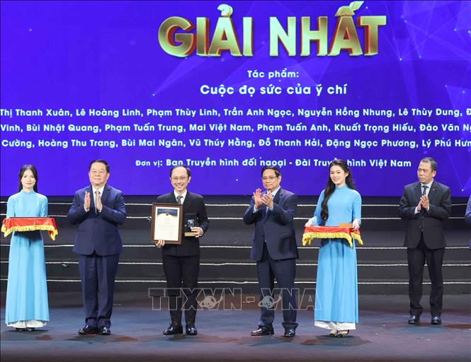 Thủ tướng Phạm Minh Chính và Đại tướng Nguyễn Trọng Nghĩa, Uỷ viên Bộ Chính trị, Bí thư Trung ương Đảng, Chủ nhiệm Tổng cục Chính trị Quân đội nhân dân Việt Nam trao Giải Nhất cho nhóm tác giả Ban Truyền hình Đối ngoại - Đài Truyền hình Việt Nam. Ảnh: Phương Hoa - TTXVN