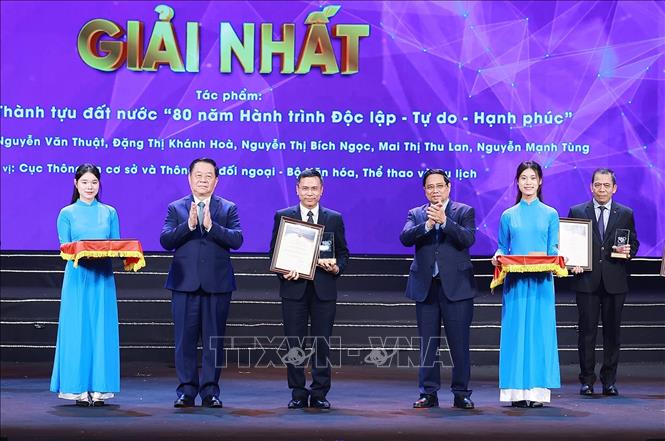 Thủ tướng Phạm Minh Chính và Đại tướng Nguyễn Trọng Nghĩa, Uỷ viên Bộ Chính trị, Bí thư Trung ương Đảng, Chủ nhiệm Tổng cục Chính trị Quân đội nhân dân Việt Nam trao Giải Nhất cho các tác giả, nhóm tác giả đạt giải. Ảnh: Dương Giang-TTXVN
