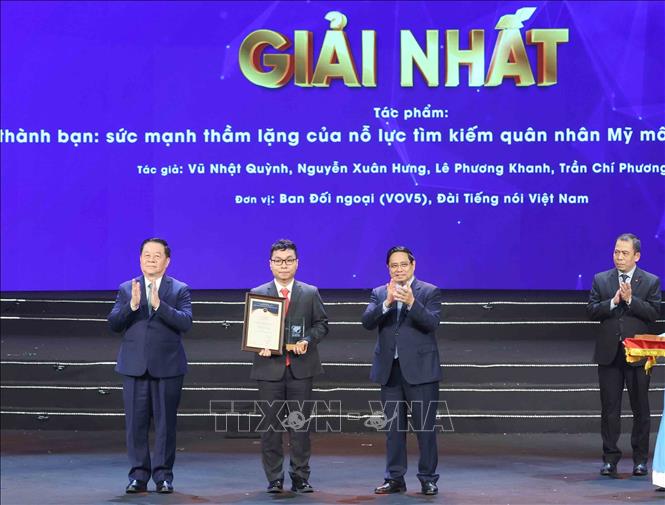 Thủ tướng Phạm Minh Chính và Đại tướng Nguyễn Trọng Nghĩa, Uỷ viên Bộ Chính trị, Bí thư Trung ương Đảng, Chủ nhiệm Tổng cục Chính trị Quân đội nhân dân Việt Nam trao Giải Nhất cho nhóm tác giả Ban Đối ngoại - Đài Tiếng nói Việt Nam. Ảnh: Phương Hoa - TTXVN