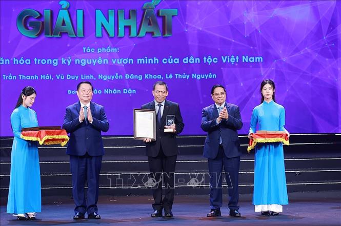 Thủ tướng Phạm Minh Chính và Đại tướng Nguyễn Trọng Nghĩa, Uỷ viên Bộ Chính trị, Bí thư Trung ương Đảng, Chủ nhiệm Tổng cục Chính trị Quân đội nhân dân Việt Nam trao Giải Nhất cho nhóm tác giả Báo Nhân Dân. Ảnh: Dương Giang-TTXVN
