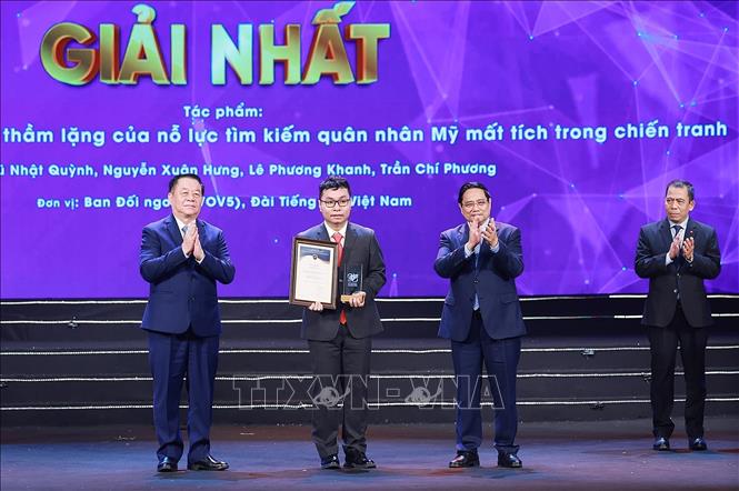 Thủ tướng Phạm Minh Chính và Đại tướng Nguyễn Trọng Nghĩa, Uỷ viên Bộ Chính trị, Bí thư Trung ương Đảng, Chủ nhiệm Tổng cục Chính trị Quân đội nhân dân Việt Nam trao Giải Nhất cho các tác giả, nhóm tác giả đạt giải. Ảnh: Dương Giang-TTXVN
