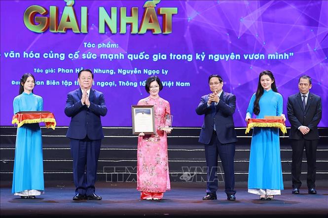 Thủ tướng Phạm Minh Chính và Đại tướng Nguyễn Trọng Nghĩa, Uỷ viên Bộ Chính trị, Bí thư Trung ương Đảng, Chủ nhiệm Tổng cục Chính trị Quân đội nhân dân Việt Nam trao Giải Nhất cho nhóm tác giả Ban Biên tập Tin đối ngoại, TTXVN. Ảnh: Dương Giang-TTXVN
