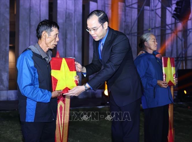 Đồng chí Nguyễn Tiến Hưng, Thành ủy viên, Bí thư Thành đoàn Hà Nội trao di ảnh sau khi phục dựng được trao tặng cho các gia đình liệt sĩ. Ảnh: Minh Đức – TTXVN