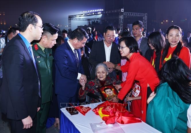 Các đại biểu trao ảnh sau khi phục dựng được tặng cho các gia đình liệt sĩ. Ảnh: Minh Đức – TTXVN