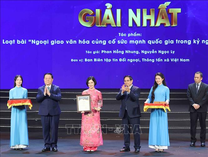 Thủ tướng Phạm Minh Chính và Đại tướng Nguyễn Trọng Nghĩa, Uỷ viên Bộ Chính trị, Bí thư Trung ương Đảng, Chủ nhiệm Tổng cục Chính trị Quân đội nhân dân Việt Nam trao Giải Nhất cho nhóm tác giả Ban Biên tập tin Đối ngoại - Thông tấn xã Việt Nam. Ảnh: Phương Hoa - TTXVN