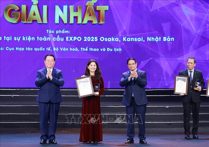 Thủ tướng Phạm Minh Chính và Đại tướng Nguyễn Trọng Nghĩa, Uỷ viên Bộ Chính trị, Bí thư Trung ương Đảng, Chủ nhiệm Tổng cục Chính trị Quân đội nhân dân Việt Nam trao Giải Nhất cho nhóm tác giả Cục Hợp tác quốc tế, Bộ Văn hoá, Thể thao và Du lịch. Ảnh: Dương Giang-TTXVN
