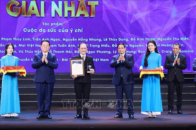 Thủ tướng Phạm Minh Chính và Đại tướng Nguyễn Trọng Nghĩa, Uỷ viên Bộ Chính trị, Bí thư Trung ương Đảng, Chủ nhiệm Tổng cục Chính trị Quân đội nhân dân Việt Nam trao Giải Nhất cho nhóm tác giả Đài Truyền hình Việt Nam. Ảnh: Dương Giang-TTXVN
