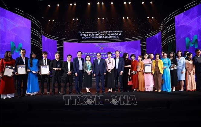 PM Pham Minh Chinh and award winners from Vietnam News Agency. VNA Photo