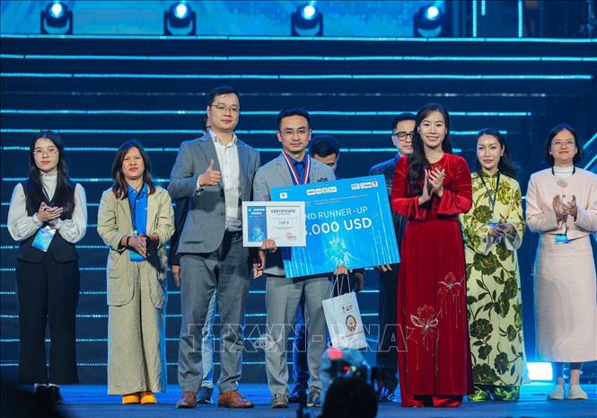 Giải Quý quân (Giải Nhì) được trao cho Công ty TNHH Dịch vụ Thương mại Điện tử IDO (Biglead). Ảnh: Hoàng Hiếu - TTXVN