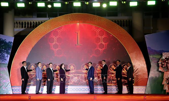 Các đại biểu bấm nút khai mạc Lễ hội cam Cao Phong năm 2025. Ảnh: Thanh Hải - TTXVN