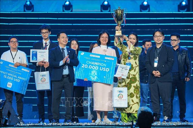 Đội Glowlab giành giải Quán quân cuộc thi Tìm kiếm tài năng khởi nghiệp sáng tạo quốc gia 2025. Ảnh: Hoàng Hiếu - TTXVN
