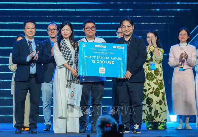 Giải lựa chọn của Quỹ đầu tư được trao cho đội DAYLADAU. Ảnh: Hoàng Hiếu - TTXVN