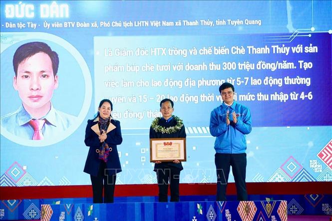 Lý Đức Dân được tuyên dương thanh niên tiêu biểu được Trung ương Đoàn tuyên dương năm 2025. Ảnh: TTXVN phát.