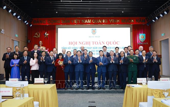 Thủ tướng Phạm Minh Chính với các đại biểu dự Hội nghị toàn quốc tổng kết công tác Tư pháp năm 2025. Ảnh: Dương Giang-TTXVN
