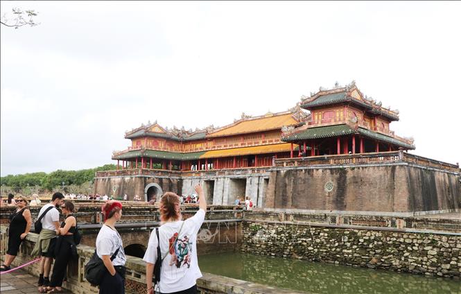 Foreign tourists visit the Hue Imperial City. VNA Photo: Nguyên Lý