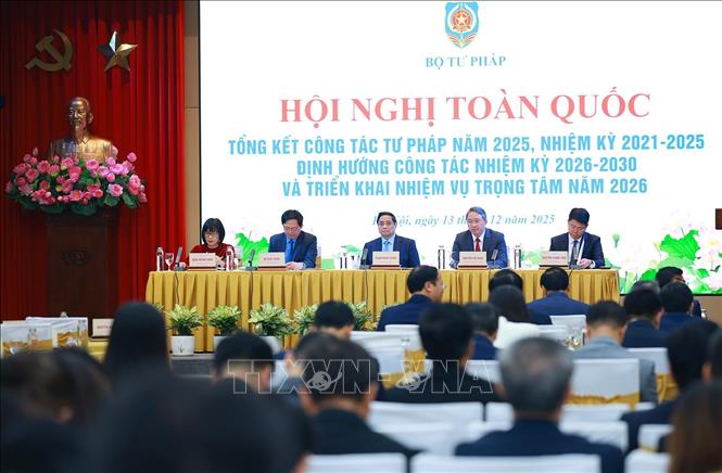 Thủ tướng Phạm Minh Chính và Phó Thủ tướng Hồ Quốc Dũng cùng lãnh đạo Bộ Tư pháp chủ trì Hội nghị toàn quốc tổng kết công tác Tư pháp năm 2025. Ảnh: Dương Giang-TTXVN
