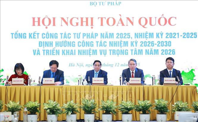 Thủ tướng Phạm Minh Chính và Phó Thủ tướng Hồ Quốc Dũng cùng lãnh đạo Bộ Tư pháp chủ trì Hội nghị toàn quốc tổng kết công tác Tư pháp năm 2025. Ảnh: Dương Giang-TTXVN
