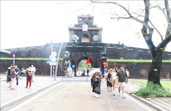 Foreign tourists visit the Hue Imperial City. VNA Photo: Nguyên Lý